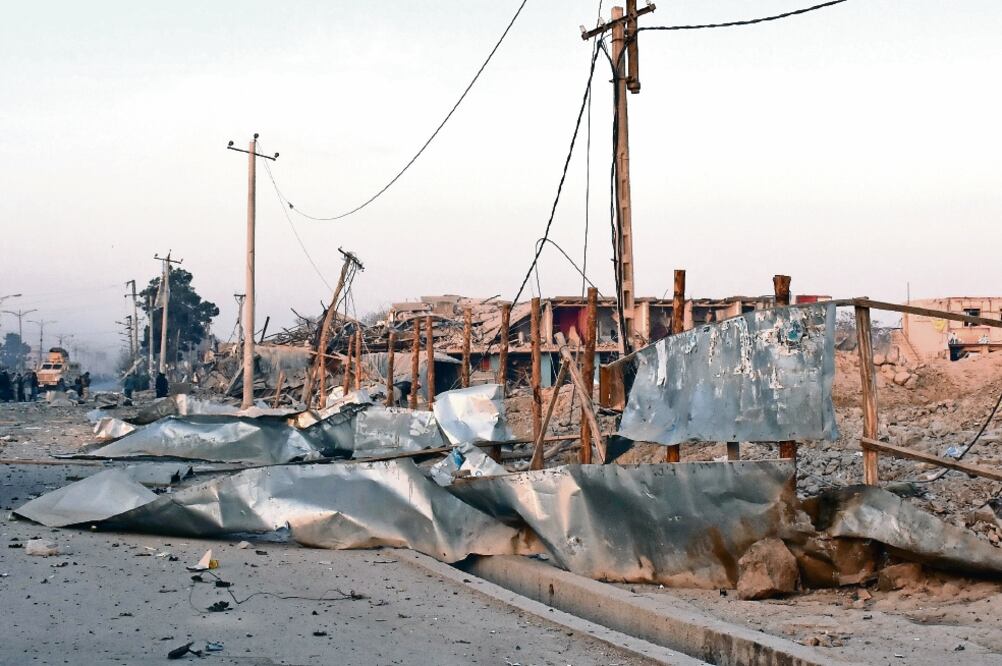 Vista del sitio de la explosión en el consulado de Alemania en Mazar-e-Sharif. (FOTO: YAQUB AZORDA. XINHUA)
