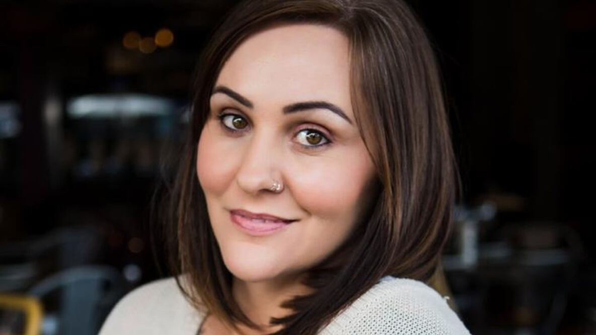 La fotógrafa Sarah Midgley, de 37 años y madre de dos hijas, fue violada hace casi una década por su exnovio. Foto: Cortesía 