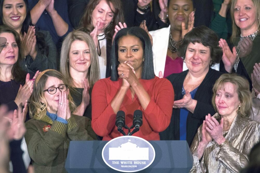Michelle Obama pronunció el viernes su último discurso como primera dama; destacó que la “gloriosa diversidad” de EU “no es una amenaza” (SHAWN THEW. EFE)
