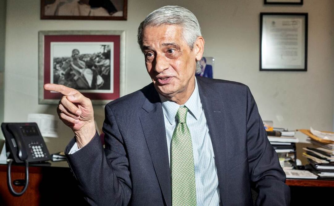 El narrador y periodista investigó a profundidad la historia de la malena que contenía cerca de 4 mil 500 negativos sobre la Guerra Civil Española (Foto: YADIN XOLALPA / EL UNIVERSAL)