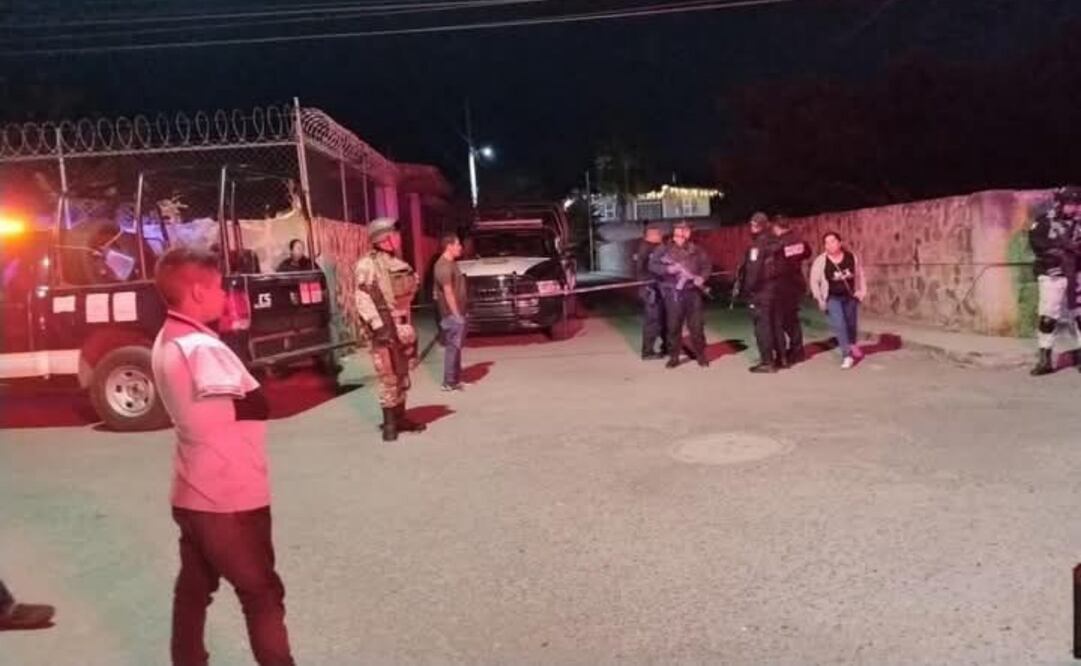 Los peritos recogieron indicios y los auxiliares forenses levantaron el cadáver del occiso. Foto: Especial