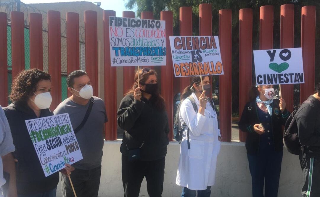 Manifestación de trabajadores de la ciencia por el retiro de Fideicomisos. Foto: Juan Boites/El Universal
