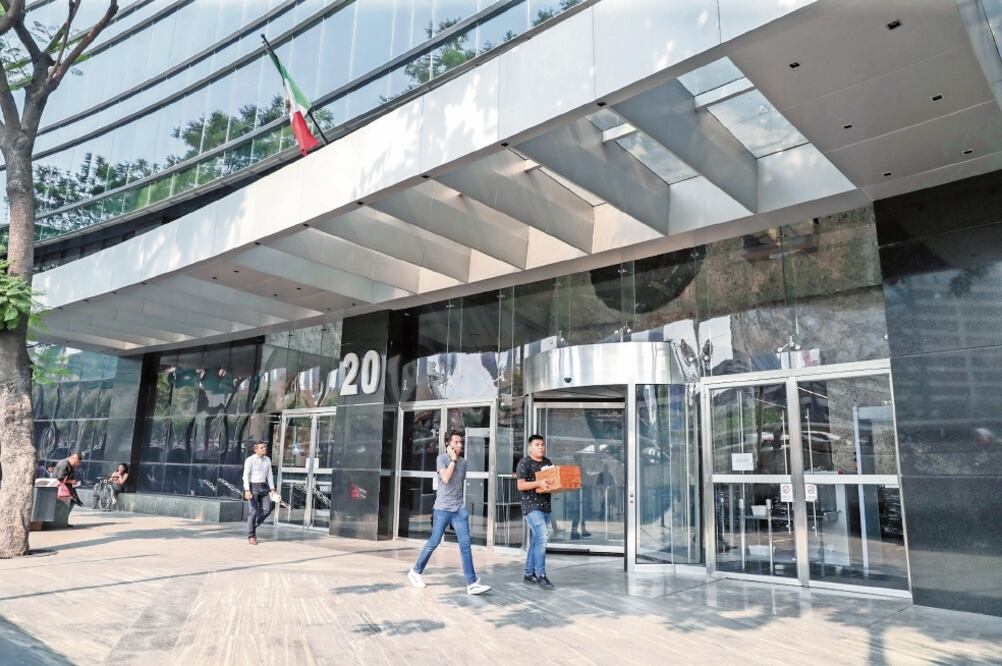 El contrato de renta del edificio sede la Fiscalía General de la República, ubicado en Insurgentes número 20, fue acordado por el exoficial mayor de la extinta PGR, Pedro Navarro, en enero de 2018 a la empresa Corporativo Redondel S.A. de C.V. DIEGO SIMÓN