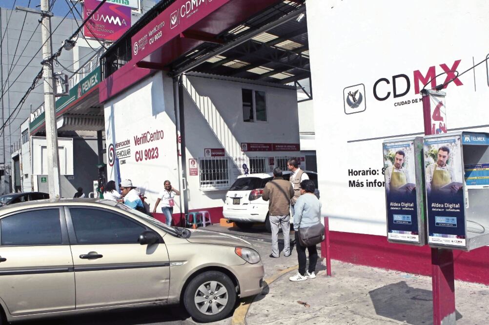 Pese al cierre de verificentros, el gobierno capitalino descartó que vayan a otorgar una prórroga a los automovilistas afectados, puesto que las unidades con engomado amarillo tienen aún siete semanas para cumplir con el trámite (FERNANDO RAMÍREZ)