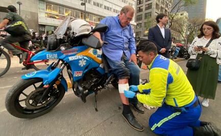 VIDEO Turista extranjero cae a coladera en alcaldía Cuauhtémoc; resulta herido en ambas piernas