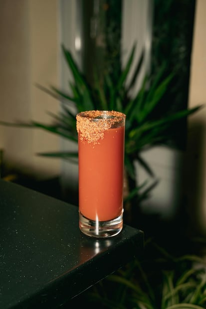 El cóctel vampiro debe su nombre a su color rojo característico de esta preparación. Foto: Pexels