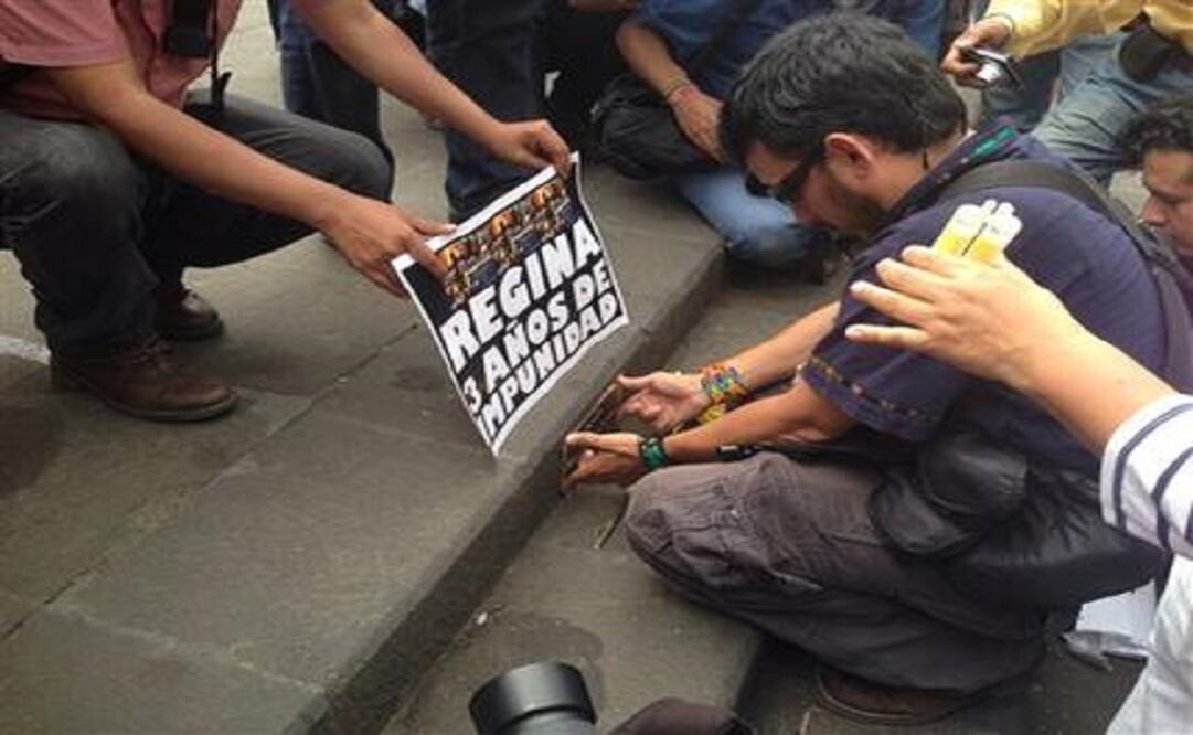In this April 28, 2015 photo, Mexican photojournalist Ruben Espinosa places a plaque to rename a plaza after slain journalist Regina Martinez in the city of Xalapa. (Photo: AP)