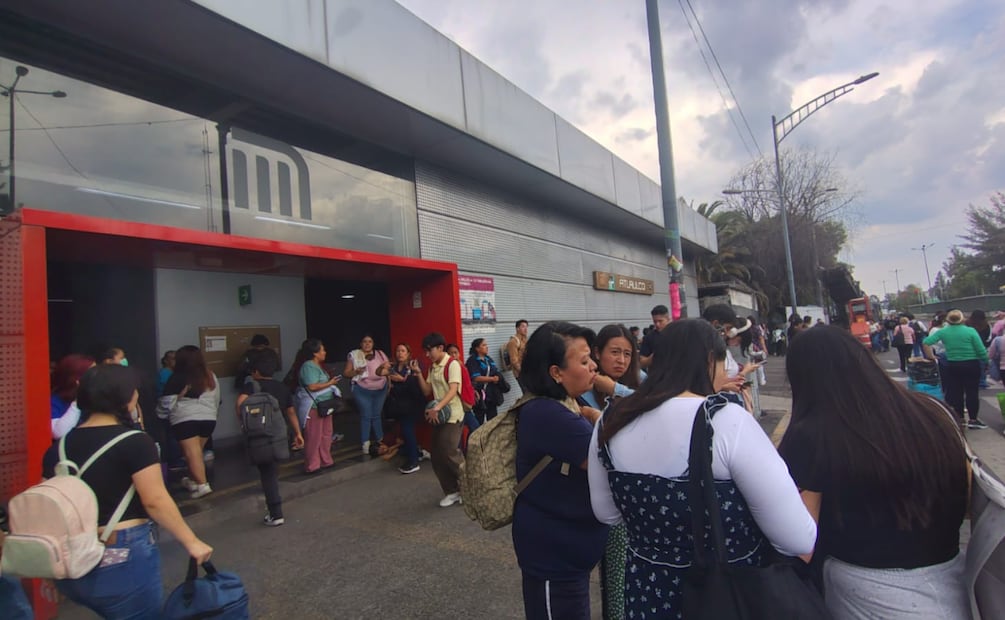 Usuarios desconocen otras vías alternas para llegar a su destino, ante el retraso en la línea 12. | Foto: Arantxa Meave/ EL UNIVERSAL.