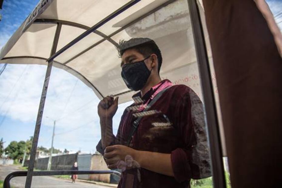 Maestro en Guatemala recorre kilómetros en bicicleta para dar clases a sus alumnos