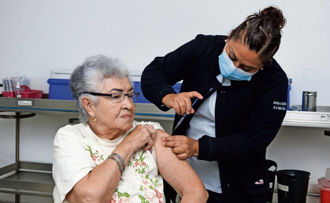 Las cepas de influenza se van modificando, por eso cada año se convoca a una vacunación, principalmente a grupos vulnerables, dijo experto. Foto: Yaretzy M. Osnaya / EL UNIVERSAL