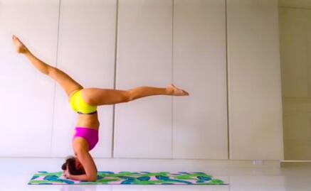 Thalía practica yoga y luce su figura 