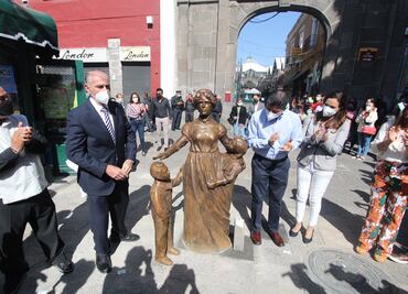 Con esculturas de personajes ilustres, concluyen rehabilitación de la calle 5 de Mayo en Puebla