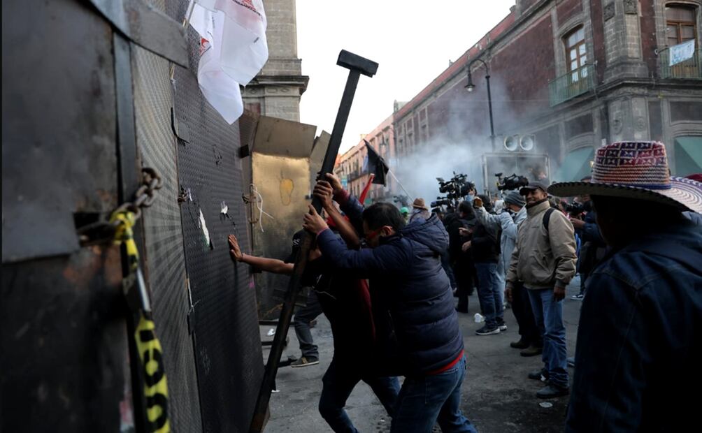 Maestros de la CNTE protestan en los alrededores de Palacio Nacional en demanda de la abrogación de la Ley del ISSSTE 2007 en la Ciudad de México, el 13 de noviembre de 2025. Foto: Gabriel Pano/EL UNIVERSAL