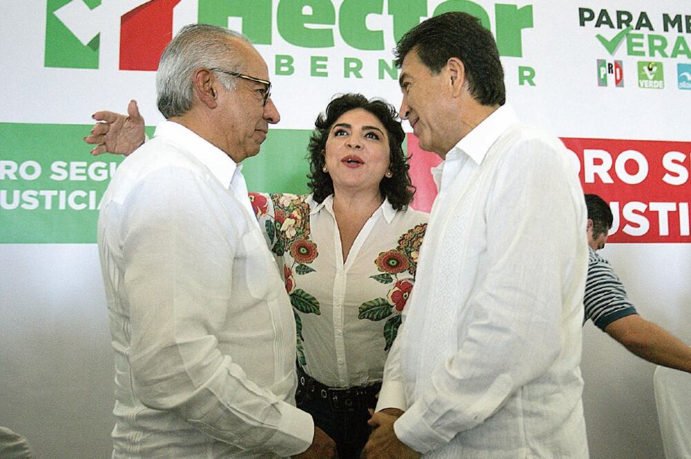 Durante un foro de Seguridad y Justicia, el ex procurador Ignacio Morales Lechuga platica con el candidato priísta, Héctor Yunes, en tanto la legisladora Ivonne los respalda con un abrazo (FOTOS: ALEJANDRO ACOSTA. EL UNIVERSAL)