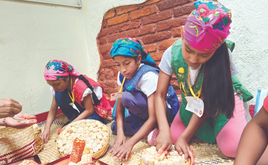 Con el objetivo de preservar la gastronomía local, se enseña a menores de edad a preparar tamales, tortillas, sopa y la molienda del café. Foto: Juan Carlos Zavala