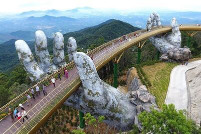 Así es el increíble "puente de oro" de Vietnam, sostenido en las alturas por manos gigantes