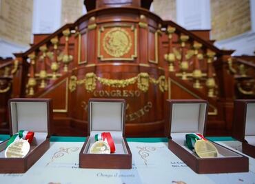 Diputados piden a policías no abrazar a delincuentes; entregan medalla al mérito a 73 oficiales