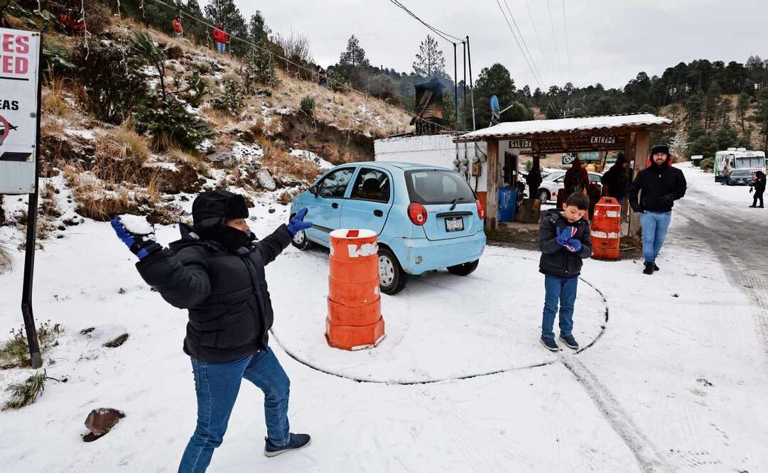 Por la mañana llegaron alrededor de 150 personas al parque de Los Venados, donde los niños disfrutaron de la nieve. Foto: Jorge Alvarado / EL UNIVERSAL