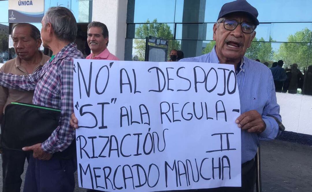 Comerciantes protestan frente a la presidencia municipal de Naucalpan, donde buscan ser atendidos por autoridades, para denunciar las extorsiones por parte de servidores públicos que presuntamente los amenazan con despojarlos. Foto: Rebeca Jiménez. EL UNIVERSAL
