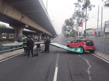 Conductor ebrio causa accidente en Anillo Periférico; choca contra dos autos y derriba un poste