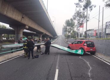 Conductor ebrio causa accidente en Anillo Periférico; choca contra dos autos y derriba un poste