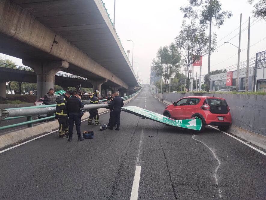Conductor ebrio causa accidente en Anillo Periférico; choca contra dos autos y derriba un poste. Foto: Juan Carlos Williams