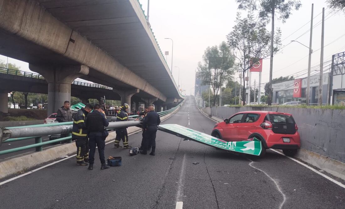 Conductor ebrio causa accidente en Anillo Periférico; choca contra dos autos y derriba un poste. Foto: Juan Carlos Williams