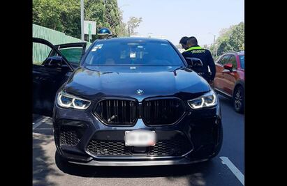 Detienen BMW por los vidrios polarizados en Álvaro Obregón; hallan armas y dinero en efectivo 
