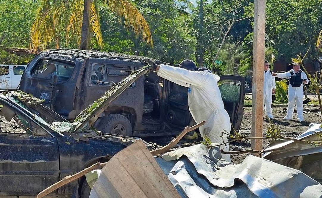 Más de 20 peritos trabajaban analizando el lugar donde estalló un coche
bomba, el pasado sábado, en el municipio de Coahuayana. Foto: Carlos Arrieta / EL UNIVERSAL