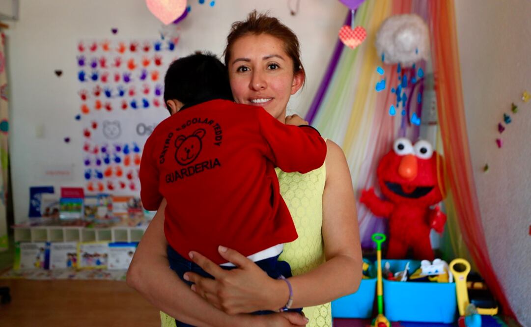Lorena Aguilar afirma que en la estancia sus hijos han podido tener un mejor desarrollo que el que tenían cuando estaban al cuidado de sus abuelos, por lo que espera que no la cierren. Foto: IRVIN OLIVARES. EL UNIVERSAL