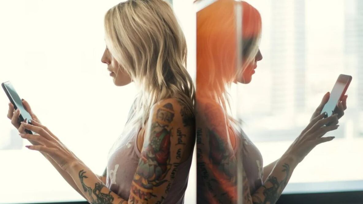 Algunos de nosotros miramos afuera para ver qué vecinos usan mascarilla para sacar la basura. Foto: Alamy