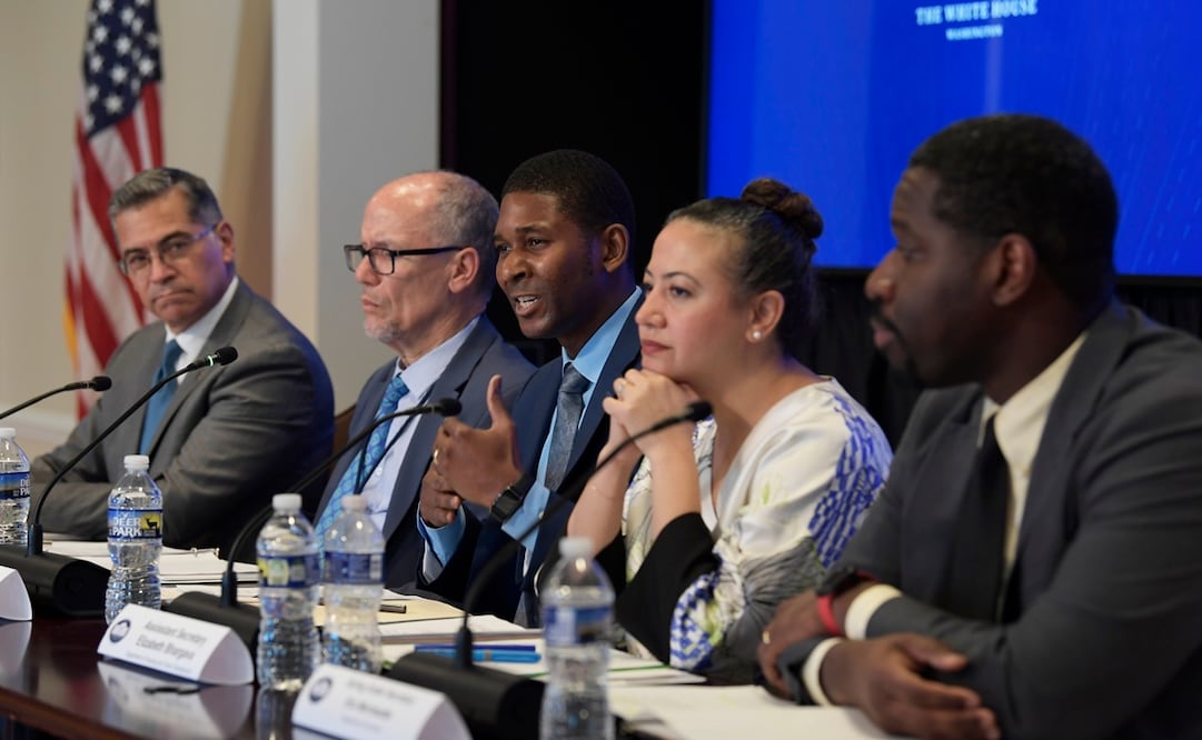 Funcionarios de la administración de Joe Biden pidieron a los medios locales llegar a aquellos espacios donde hay comunidades latinas y donde no llegan los medios nacionales. Foto: EFE