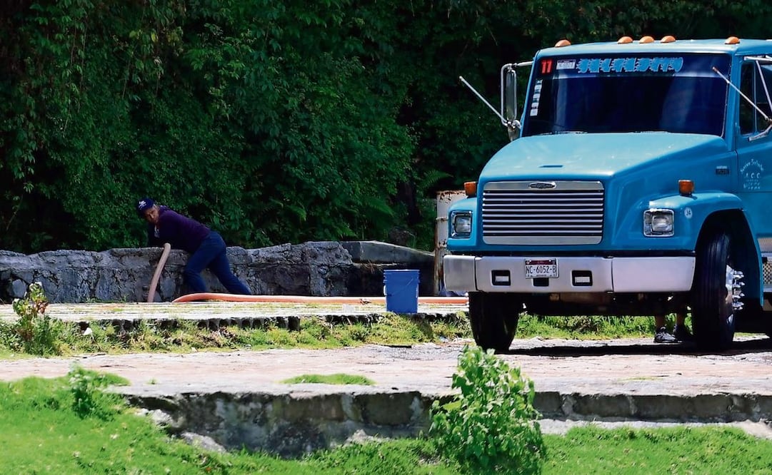 Los piperos simulan lavar sus unidades, pero sacan sus mangueras y llenan el carro tanque, denuncian los vecinos. Foto: Alejandro Vargas | El Universal (26/12/2024)