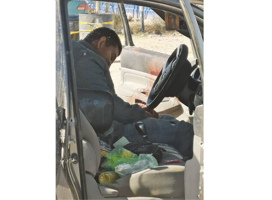 Hallazgo. En uno de los vehículos abandonados yacían muertas dos personas armadas, dijo el C5i. Foto/ESPECIAL