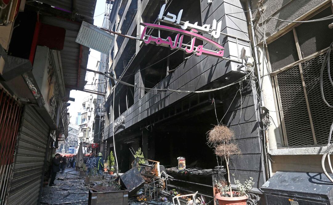 Vista general muestra el edificio del centro comercial La Mirada quemado luego de un brote de incendio en la capital siria, Damasco. Foto: Louai Beshara/AFP