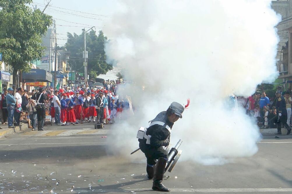 Desde las 8:00 horas la música de la tambora comenzó. En la avenida Quetzalcóatl los colonos, disfrazados con coloridos trajes que representaron a los zacapoaxtlas, al Ejército Mexicano y al batallón francés (FERNANDO RAMÍREZ. EL UNIVERSAL)