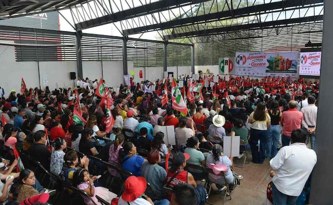 Rinden protesta 170 "defensores" del PRI en Oaxaca; cuidarán y defenderán voto en elecciones, aseguran