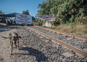 Maestros liberan otra vez vías; autoridades de Michoacán no lo confirman