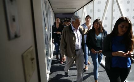 Dan clases de historia durante vuelo de AMLO a Manzanillo