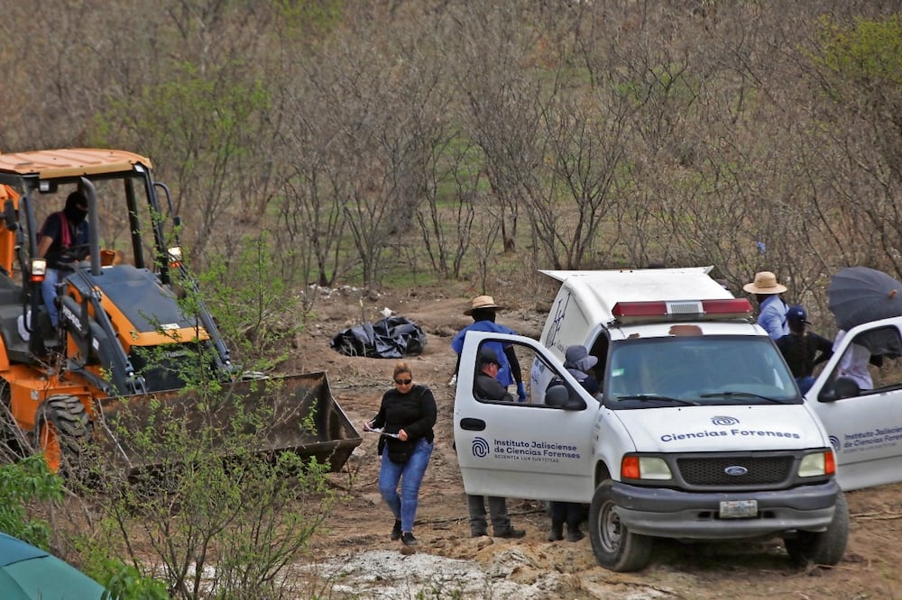 Elementos de la Sedena, Policía estatal y peritos trabajan en la zona del ataque contra la FGE con una bomba. Foto: Fernando Carranza / Cuartoscuro
