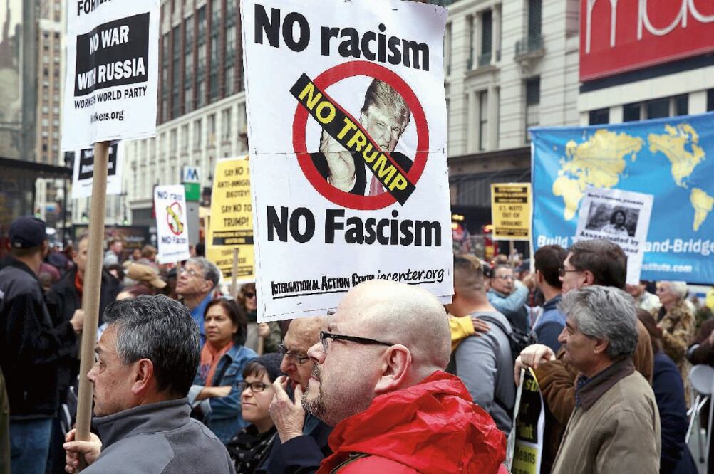 Manifestantes protestaban este domingo contra el candidato republicano a la presidencia, Donald Trump, en Nueva York (LUCAS JACKSON. REUTERS)
