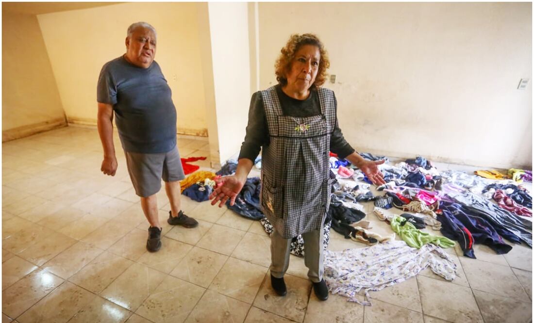 Familia intenta recuperar artículos tras inundaciones en Chalco. Foto: Luis Camacho/EL UNIVERSAL