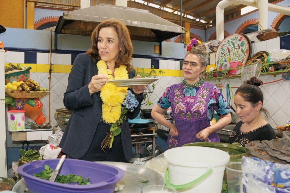 Margarita Zavala y “Frida” en una reunión de mujeres en Oaxaca. Foto: EDWIN HERNÁNDEZ. EL UNIVERSAL