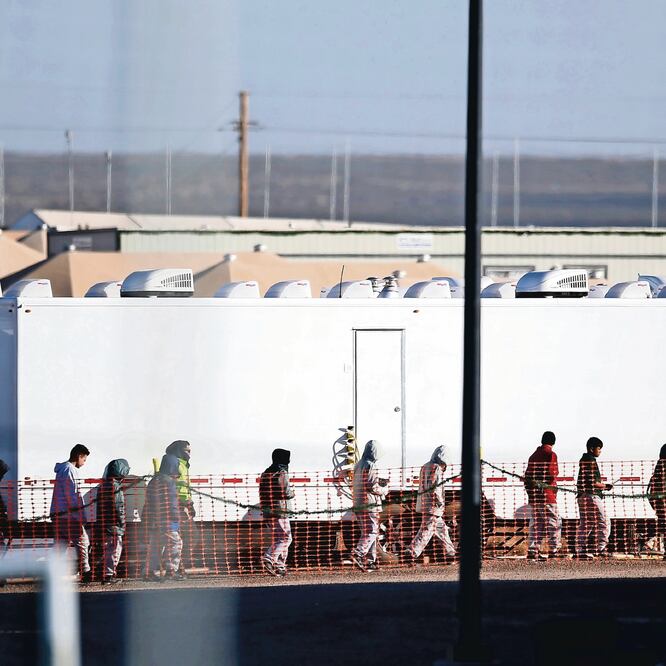 Adolescentes migrantes caminan en una fila en el centro de detención ubicado en Tornillo, Texas, el pasado 13 de diciembre. ARCHIVO. AP