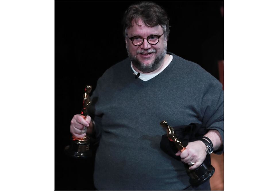 Guillermo llegó con sus Oscar. Le regalaron playeras y peluches. (ALEJANDRA LEYVA. EL UNIVERSAL)