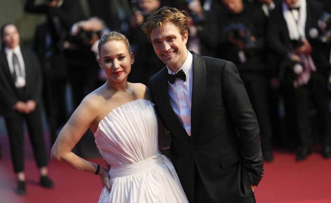 Jennifer Lawrence y Robert Pattinson posan para los fotógrafos a su llegada al estreno de la película "Die, My Love" en el 78º Festival Internacional de Cine de Cannes. Foto: Lewis Joly/Invision/AP