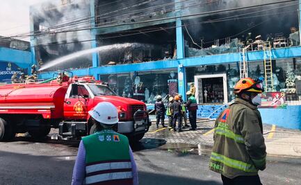 Reportan bombero intoxicado tras incendio en local de Jardines del Pedregal