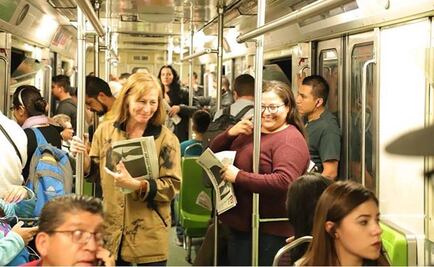 Volantea Tatiana Clouthier en el Metro para promover a AMLO