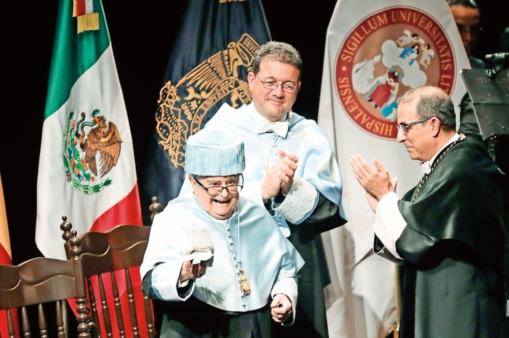 Representantes de la Universidad de Sevilla viajaron desde España para entregarle al historiador y antropólogo Miguel León-Portilla las insignias del doctorado número 30 que recibe a sus 90 años de vida (LUIS CORTÉS. EL UNIVERSAL)