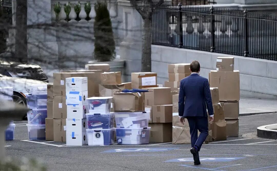 Trump está acusado de retener ilegalmente en su finca Mar-a-Lago en Palm Beach, Florida, documentos clasificados o secretos que llevó consigo después de abandonar la Casa Blanca en 2021 y luego obstruir reiteradamente los esfuerzos del gobierno para recuperarlos. Foto: AP